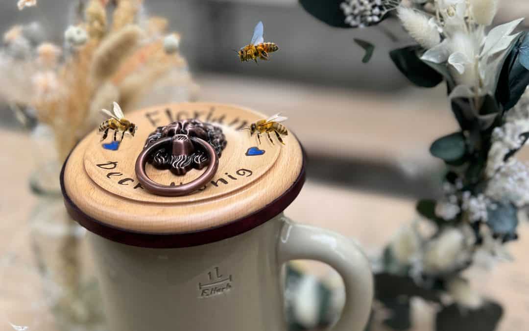 Holz-Getränkedeckel auf Bierkrug schützt das Getränk vor Insekten