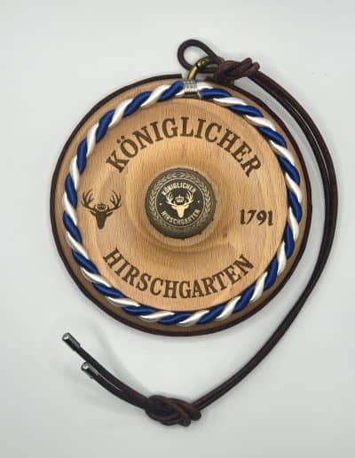 „Königlicher Hirschgarten“-Getränkedeckel aus Holz von oben fotografiert