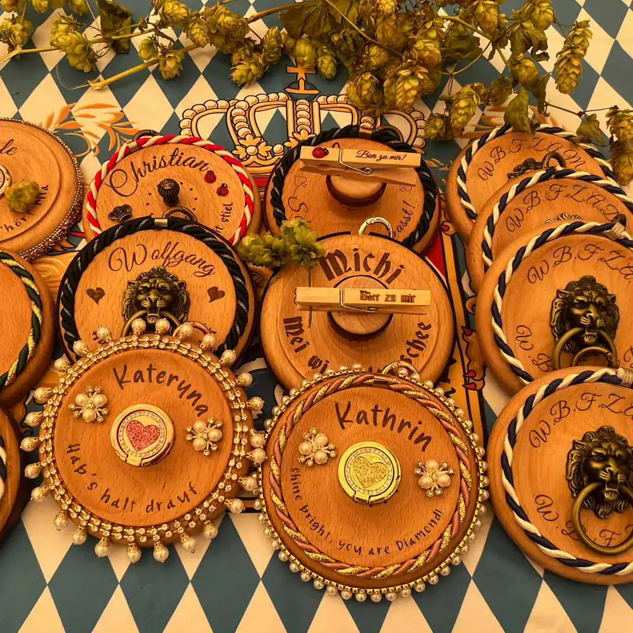 schöne Bierdeckel auf einem Biertisch mit bayrischem Rautenmuster