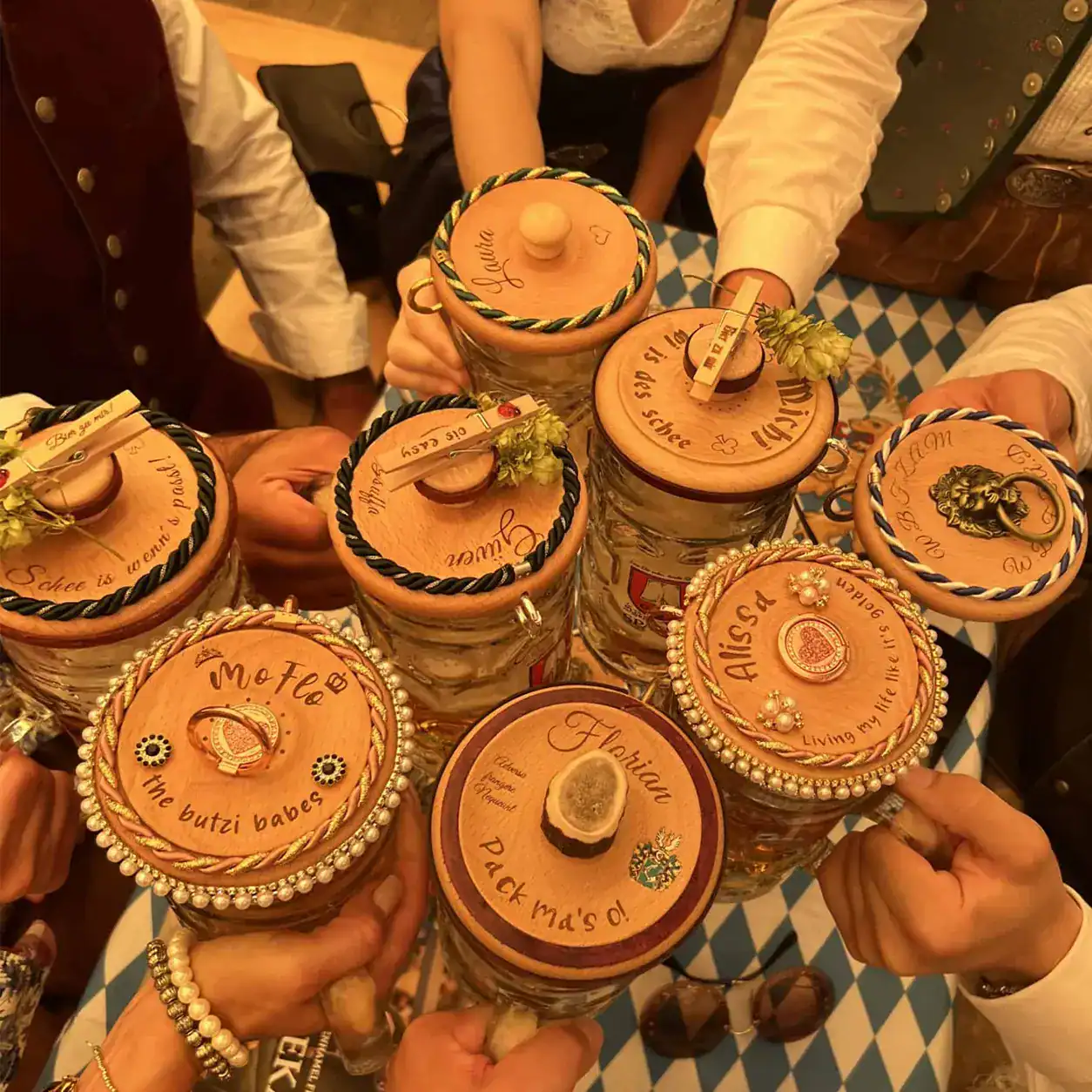 schöne Bierdeckel auf einem Biertisch mit bayrischem Rautenmuster