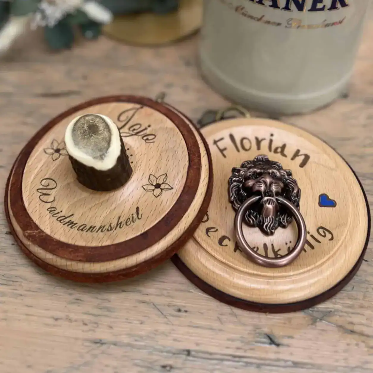 schöne Bierdeckel auf einem Biertisch mit bayrischem Rautenmuster