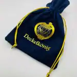 Premium Samttäschchen für Bierdeckel – Geschenkverpackung | Deckelkönig Premium Samttäschchen Die elegante Geschenkverpackung für deinen Deckel.