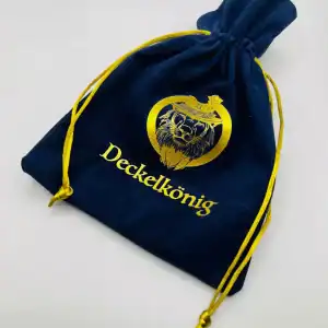 Premium Samttäschchen Die elegante Geschenkverpackung für deinen Deckel.