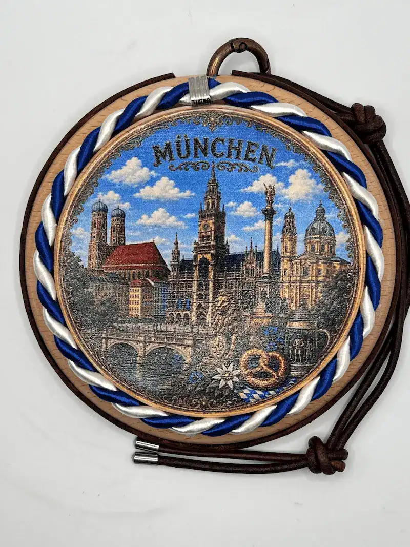 König Ludwig DEckel mit Kordel und Lederumrandung