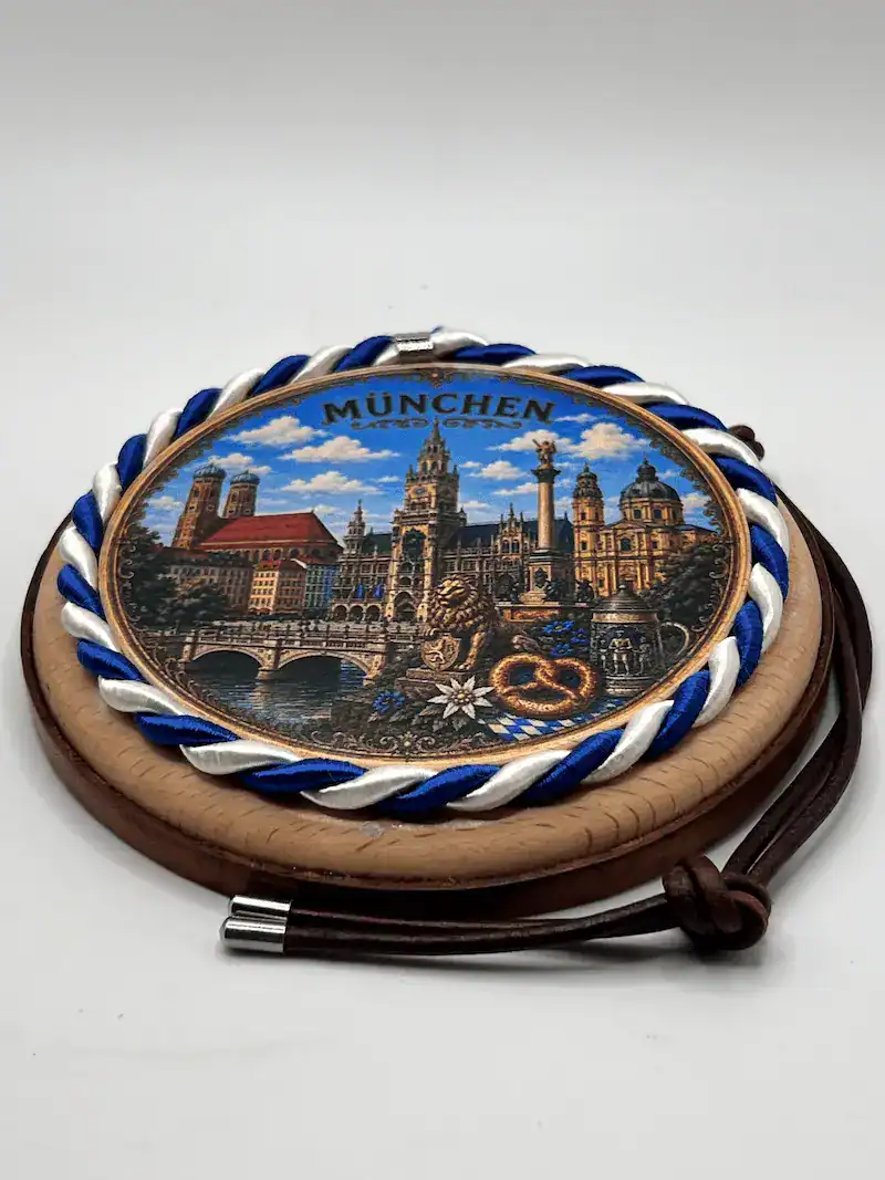 Münchner Getränkedeckel aus Holz – Mit Kordel – Bild 2